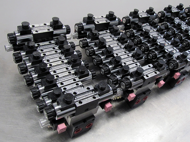 Montaje de bloques con electroválvulas hidráulicas