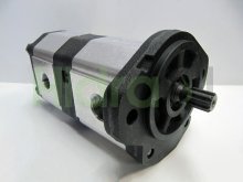 Imagen 1LM27-12DG09R Roquet bomba hidráulica doble de engranajes 18+8 cc/rev con eje estriado 9 dientes tomas roscadas GAS